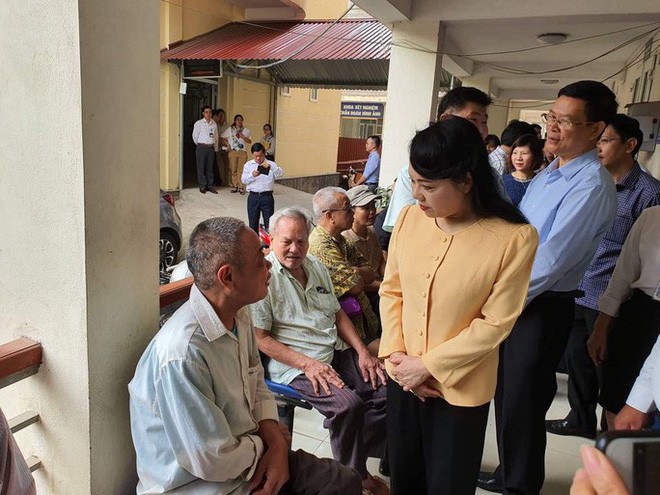 Bộ trưởng Nguyễn Thị Kim Tiến trò chuyện với người dân đến khám, chữa bệnh tại Bệnh viện A Thái Nguyên vào ngày 15/1. Đây là chuyến công tác cuối cùng trên cương vị Bộ trưởng Bộ Y tế. Ảnh: Người lao động