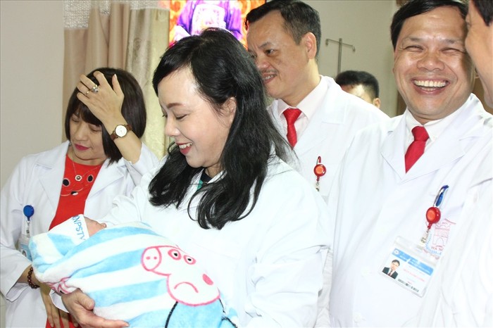 Bộ trưởng Nguyễn Thị Kim Tiến bế em bé được sinh vào ngày cuối cùng của năm Mậu Tuất tại bệnh viện Phụ sản Trung ương. Ảnh: Laodong.vn