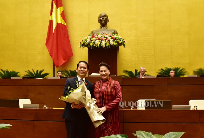 Chủ tịch Quốc hội Nguyễn Thị Kim Ngân tặng hoa chúc mừng Chủ nhiệm Ủy ban Pháp luật - ông Hoàng Thanh Tùng. Ảnh: Quochoi.vn