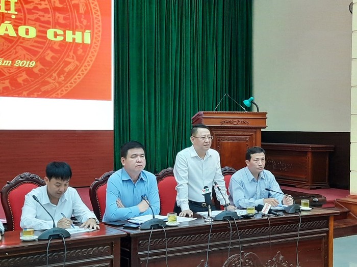 Ông Hoàng Anh Tuấn – Phó Chủ tịch Ủy ban nhân dân huyện Mê Linh thông tin tại cuộc họp. Ảnh: Đỗ Thơm