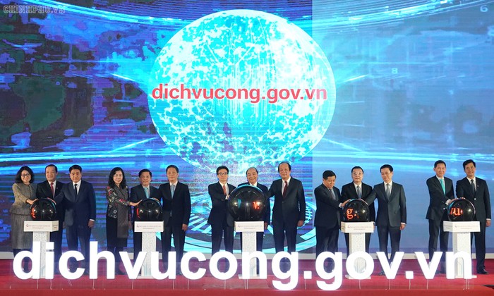 Thủ tướng Nguyễn Xuân Phúc và các đại biểu thực hiện nghi thức khai trương Cổng Dịch vụ công quốc gia. Ảnh: Chinhphu.vn