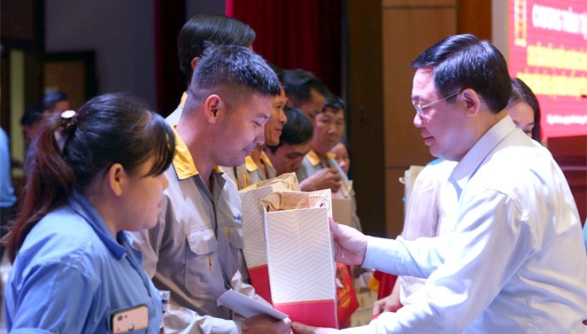 Phó Thủ tướng Vương Đình Huệ tặng quà cho người lao động dự chương trình. Ảnh: Báo Đại biểu Nhân dân