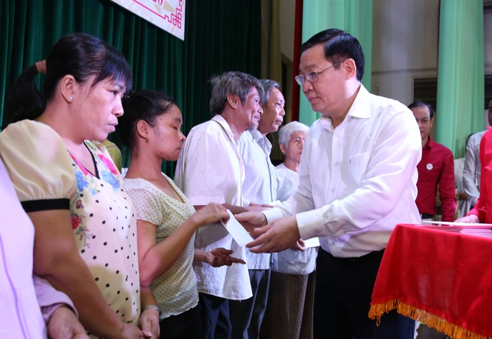 Phó Thủ tướng Vương Đình Huệ tặng quà cho các gia đình. Ảnh: VGP