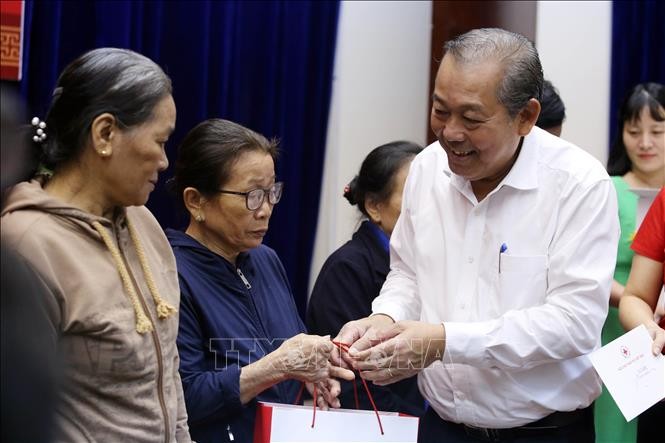Phó Thủ tướng Thường trực Trương Hòa Bình tặng quà Tết. Ảnh: TTXVN