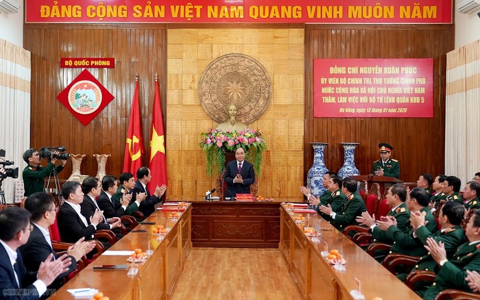 Thủ tướng Nguyễn Xuân Phúc đã kiểm tra tình hình trực Tết, sẵn sàng chiến đấu của Bộ Tư lệnh Quân khu 5. Ảnh: VGP