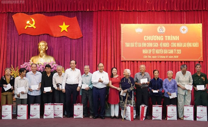 Thủ tướng Nguyễn Xuân Phúc trao quà Tết. Ảnh: VGP