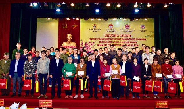 Phó Thủ tướng Trịnh Đình Dũng tặng quà Tết cho các gia đình chính sách, hộ nghèo, nạn nhân chất đôc da cam tại Tuyên Quang. Ảnh: VGP