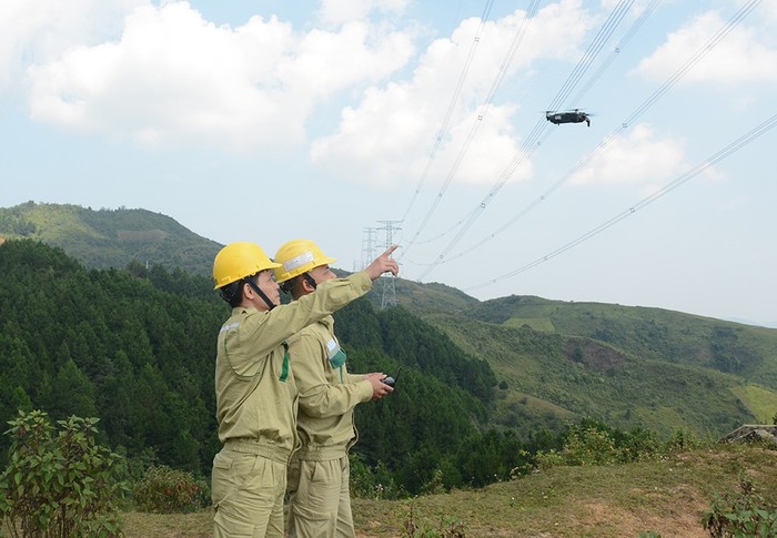 Công nhân PTC1 dùng flycam kiểm tra tuyến đường dây trên đỉnh đèo Pha Đin. Ảnh: npt.com.vn