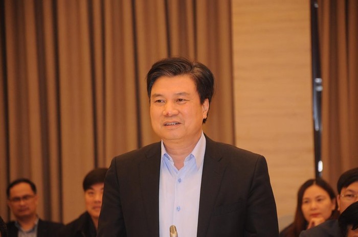 Thứ trưởng Nguyễn Hữu Độ trả lời tại họp báo. Ảnh: Vương Trần.