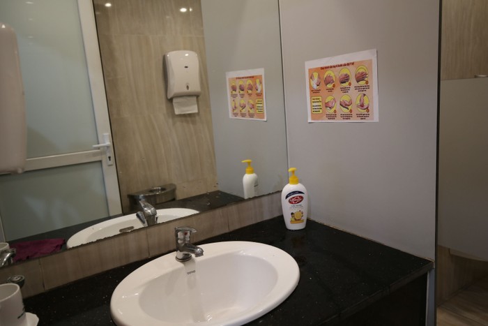 Quy trình rửa tay an toàn được gắn tại các khu vực rửa tay. Ảnh: npt.com.vn