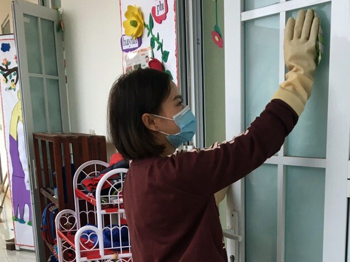 Giáo viên tại Thị xã Phú Thọ (tỉnh Phú Thọ) lau các phòng học, cửa sổ và các trang thiết bị bằng nước diệt khuẩn. Ảnh: giaoduc.net.vn