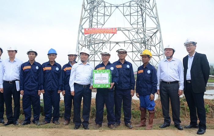Chủ tịch Hội đồng thành viên EVNNPT Đặng Phan Tường (áo trắng đứng giữa) tặng quà Tết động viên đơn vị thi công đường dây 500 kV mạch 3 tại Quảng Bình. Ảnh: evn.com