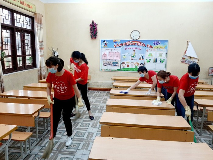 Các giáo viên thực hiện các biện pháp phòng, chống dịch Covid-19. (Ảnh:giaoduc.net.vn)