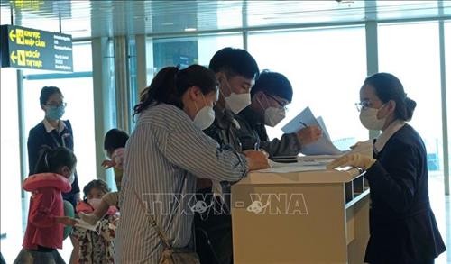 Thực hiện khai báo y tế bắt buộc với tất cả các hành khách nhập cảnh Việt Nam theo quy định. Ảnh minh họa: TTXVN