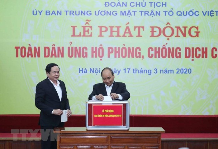 Thủ tướng Nguyễn Xuân Phúc quyên góp ủng hộ phòng, chống dịch COVID-19. (Ảnh: Thống Nhất/TTXVN)