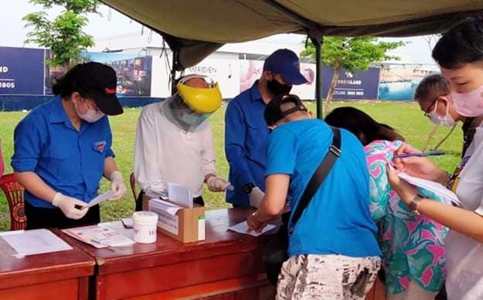 Màu áo xanh tình nguyện tại một điểm chốt trong cuộc chiến chống giặc Covid-19. Ảnh: giaoduc.net.vn