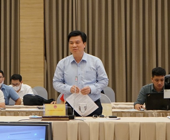 Thứ trưởng Bộ Giáo dục và Đào tạo Nguyễn Hữu Độ trả lời tại họp báo. Ảnh: Sỹ Điền