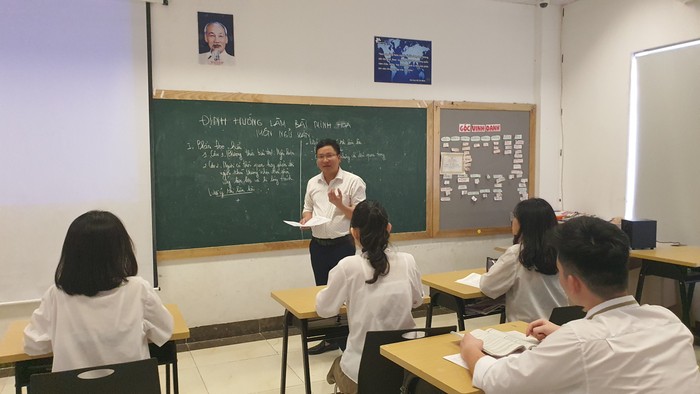 Thầy Nguyễn Văn Khoa hướng dẫn học sinh định hướng làm bài thi môn Ngữ văn. Ảnh: Hồng Vân