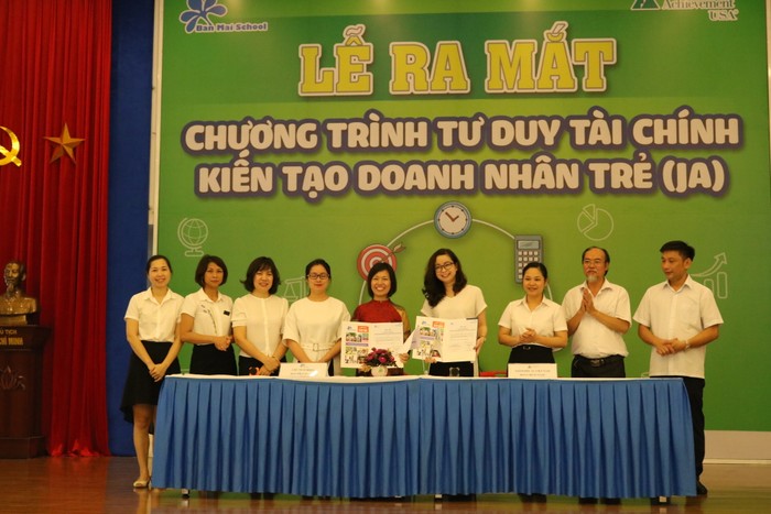 Lễ ký kết hợp tác giữa Ban Mai school và JA Việt Nam. Ảnh: Đỗ Thơm