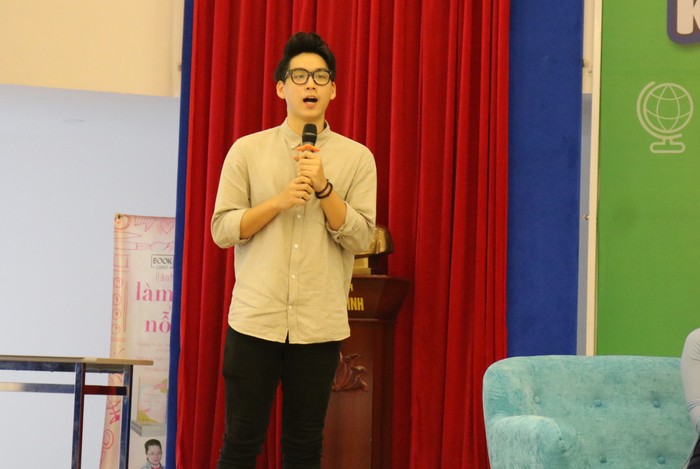 Học sinh Nguyễn Quý Dương chia sẻ về trải nghiệm sau khi tham gia kỳ thi “Thách thức thương mại quốc tế 2019”. Ảnh: Đỗ Thơm