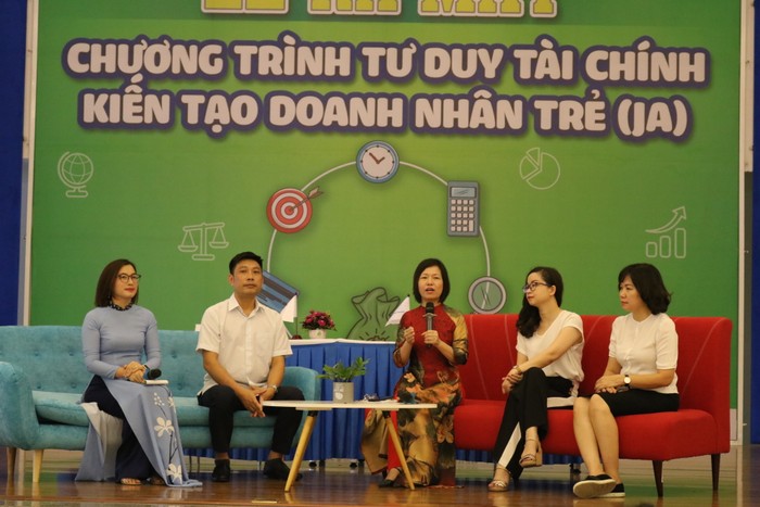 Tại buổi lễ, Ban Mai school đã tổ chức buổi tọa đàm chia sẻ kiến thức về quản lý tài chính cá nhân dành cho phụ huynh học sinh. Nhà giáo Mai Thị Lan Anh chia sẻ tại tọa đàm. Ảnh: Đỗ Thơm