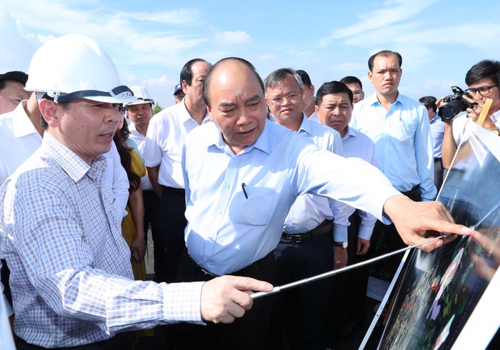 Thủ tướng Nguyễn Xuân Phúc thị sát dự án cầu Phước An. Ảnh: VGP
