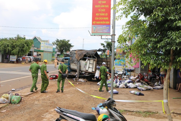 Lực lượng chức năng khám nghiệm hiện trường vụ tai nạn tại Đắk Nông ngày 13/6. Ảnh: Vietnamplus