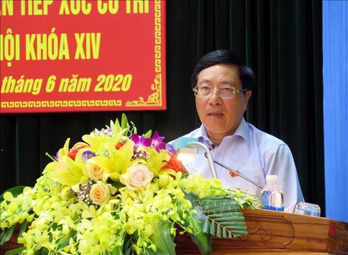 Phó Thủ tướng Phạm Bình Minh trả lời ý kiến cử tri. Ảnh: TTXVN