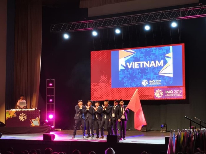 Đoàn học sinh Việt Nam ăn mừng chiến thắng trên sân khấu trao giải Olympic Toán học quốc tế 2019. Ảnh chỉ mang tính chất minh họa, nguồn: Laodong.vn