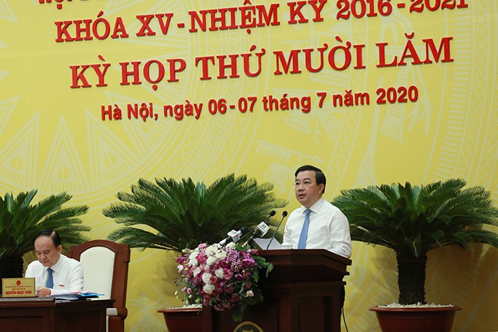 Giám đốc Sở Giáo dục và Đào tạo Hà Nội - ông Chử Xuân Dũng trình bày Tờ trình tại kỳ họp. Ảnh: hanoi.gov.vn