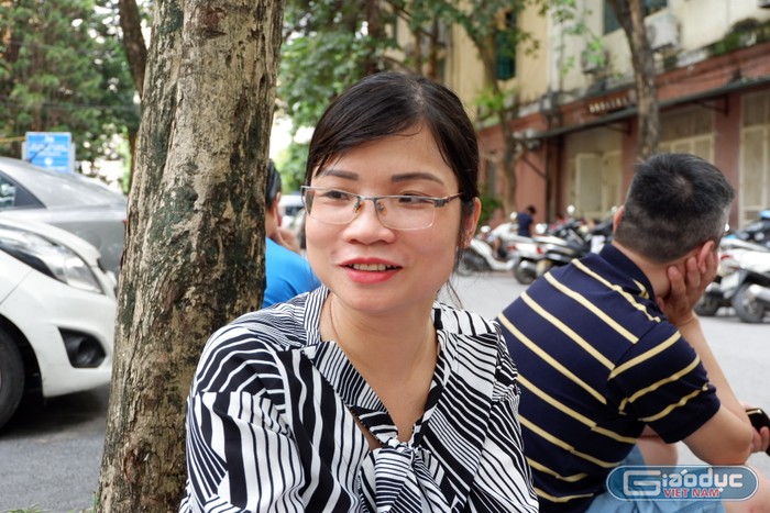 Cô Linh không lo lắng về môn chuyên nhưng lại lo lắng với bài thi môn Văn của con. Ảnh: Quỳnh Trang
