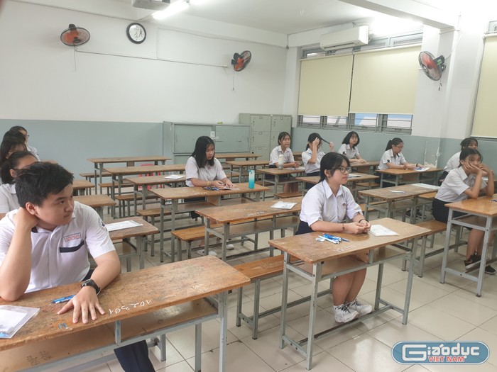 Thí sinh làm bài thi tại điểm thi trường Trần Văn Ơn, quận 1 (ảnh: P.L)