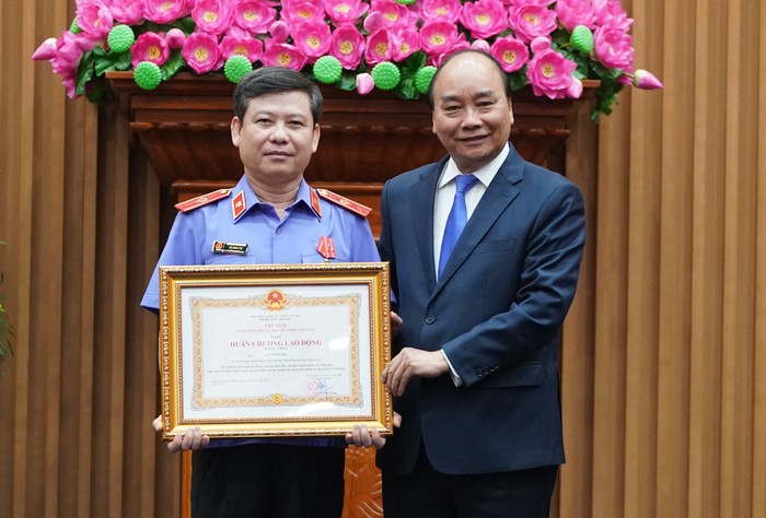 Viện trưởng Viện Kiểm sát nhân dân Tối cao Lê Minh Trí được trao tặng Huân chương Lao động hạng Nhất. Ảnh: VGP