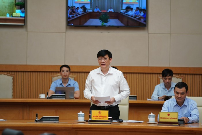 Quyền Bộ trưởng Y tế Nguyễn Thanh Long báo cáo tại cuộc họp. Ảnh: VGP