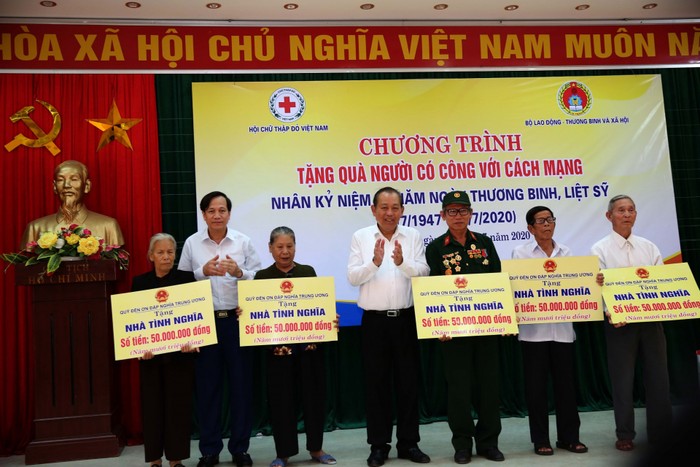 Phó Thủ tướng tặng Nhà tình nghĩa cho các gia đình có công với cách mạng. Ảnh VGP/Lê Sơn