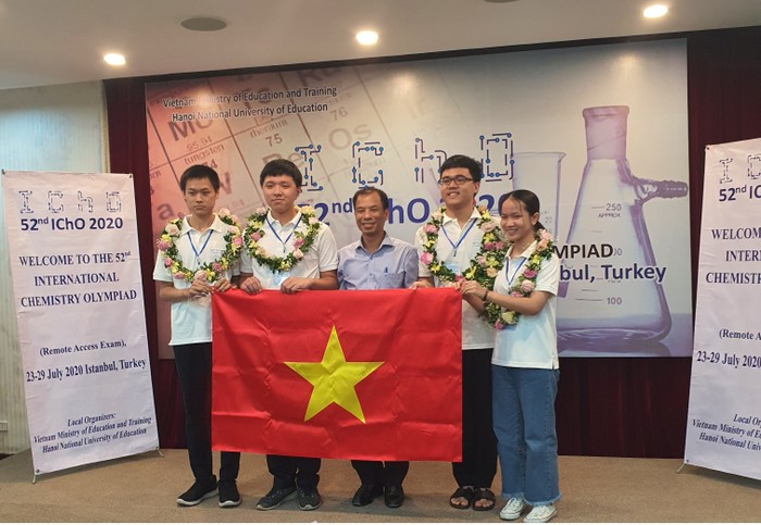 Phạm Trung Quốc Anh (thứ 2 từ phải sang) cùng đội tuyển Việt Nam trong kỳ thi Olympic Hóa học quốc tế 2020. Ảnh: NVCC