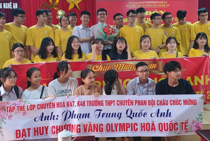 Phạm Trung Quốc Anh (cầm hoa) cùng bạn bè trong trong buổi lễ tại trường trung học phổ thông Phan Bội Châu. Ảnh: NVCC