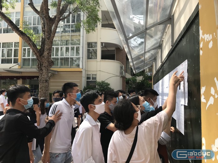 Các thí sinh tập trung xem phòng thi và số báo danh trước khi vào làm thủ tục dự thi. Ảnh: Quỳnh Trang