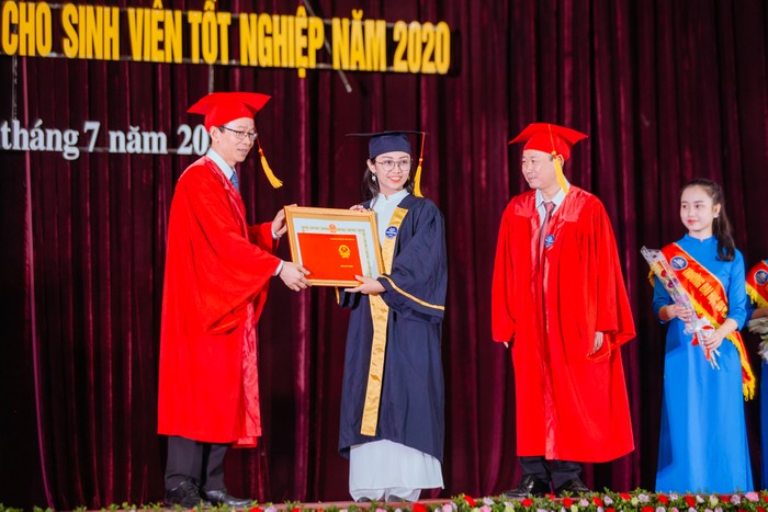 Với Quỳnh Nga, danh hiệu thủ khoa là phần thưởng xứng đáng cho quá trình nỗ lực suốt 4 năm đại học. Ảnh: NVCC