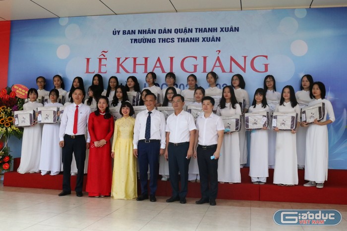Tại buổi lễ khai giảng, các học sinh nữ nhà trường đã đại diện nhận cặp sách từ đại diện quận Thanh Xuân. Ảnh: Đ.T