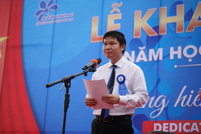 Thầy Nguyễn Khánh Chung – Hiệu trưởng nhà trường phát biểu.
