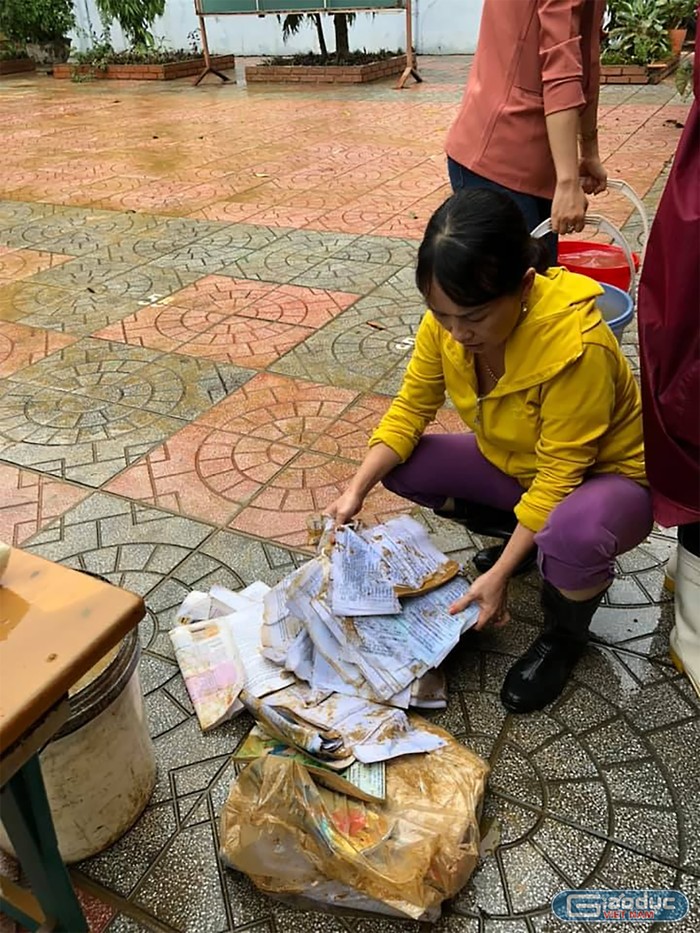 Hầu hết sách vở học sinh đều bị ướt và cuốn trôi sau lũ. Trong ảnh, giáo viên Trường Tiểu học Vĩnh Lâm (huyện Vĩnh Linh) tích cực dọn dẹp, vệ sinh lại trường để đón học sinh. Ảnh: CTV