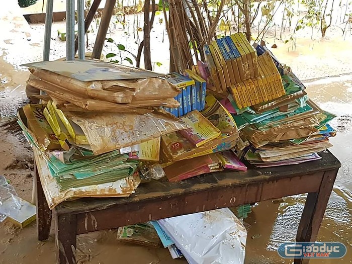 Sách vở và đồ dùng học sinh được vớt ra từ vùng lầy sau lũ tại một trường học ở Hướng Hóa. Ảnh: CTV