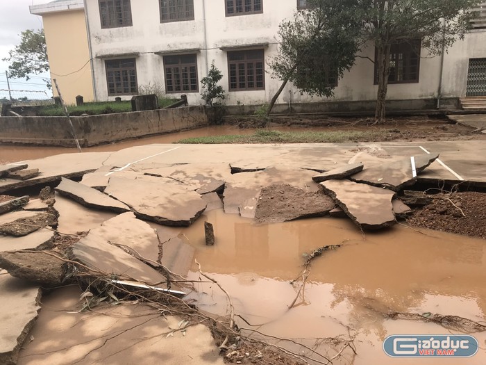 Sân thể dục của Trường Tiểu học và Trung học cơ sở Trần Hữu Dực bị phá tan sau cơn lũ. Ảnh: CTV