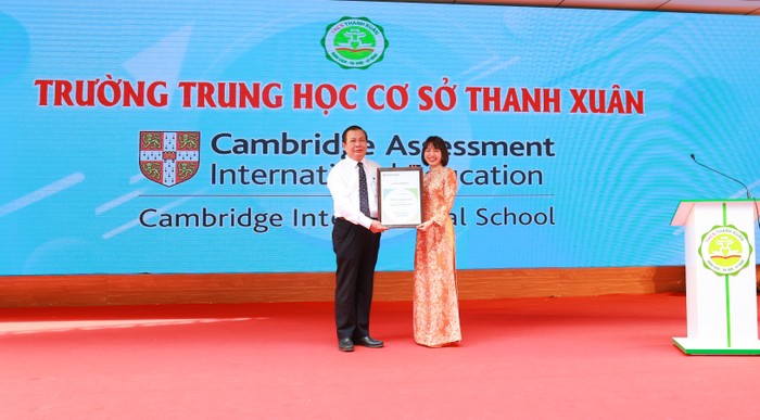 Tiến sĩ Lê Ngọc Quang - Phó Giám đốc Sở Giáo dục và Đào tạo Hà Nội trao chứng nhận trường Quốc tế Cambridge cho trường Trung học cơ sở Thanh Xuân. Ảnh: X.H