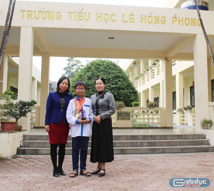 Đại diện trường Tiểu học Lê Hồng Phong (bên phải) và phụ huynh của Ngô Đức Minh (bên trái). Ảnh: Trung Dũng