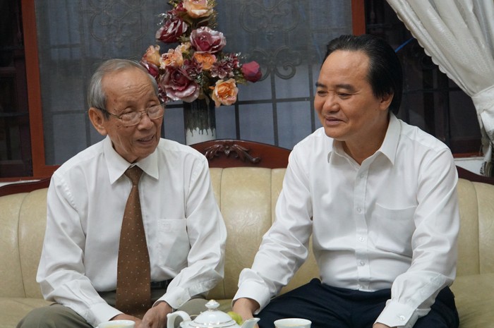 Bộ trưởng Phùng Xuân Nhạ gửi lời tri ân đến Giáo sư Trần Hồng Quân. Ảnh: moet.gov.vn