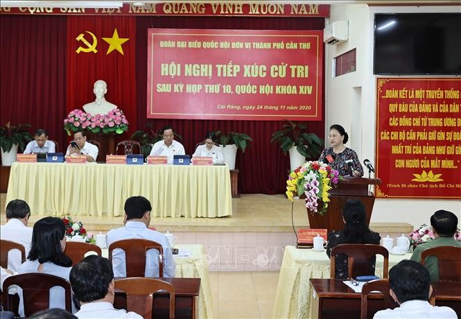 Chủ tịch Quốc hội Nguyễn Thị Kim Ngân trả lời các ý kiến cử tri. Ảnh: TTXVN