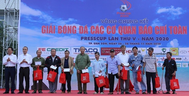 Ban tổ chức VCK Press Cup 2020 đã trao quà cho 10 gia đình chính sách tại TP. Sầm Sơn.