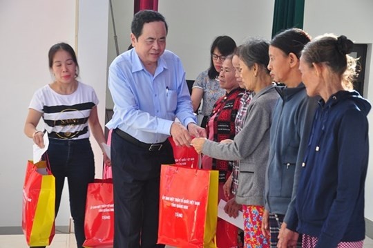 Chủ tịch Trần Thanh Mẫn tặng quà và động viên bà con vùng lũ Quảng Nam vượt qua khó khăn, ổn định lại cuộc sống.